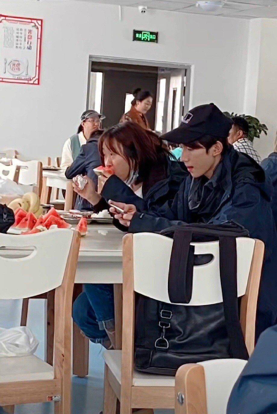 王源为姑姑点独家定制菜品姑姑被套路到笑哭现场照曝光姑姑吃相喜人