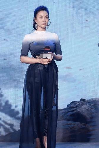 原创被陶虹的蜜桃臀惊艳穿红色连衣裙藏不住凹凸感48岁真有料