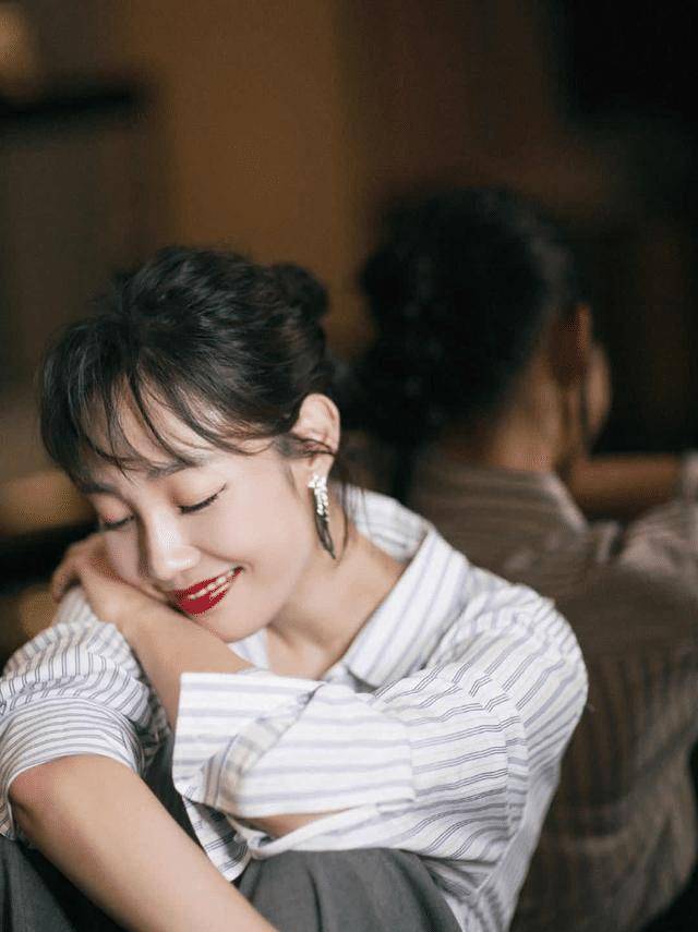 原创白百何气质开挂了条纹衬衫配阔腿裤穿出大牌范气场太强大