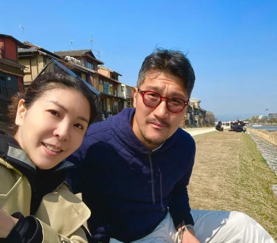 许茹芸与韩国老公庆生照曝光网友女神依旧老公却有一点显老