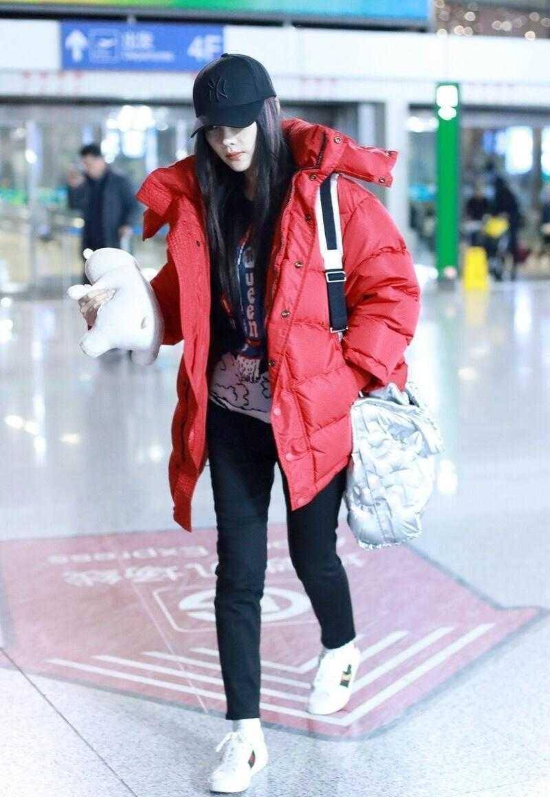 李小璐的衣品太好了穿红色羽绒服配小脚裤走机场清纯又时髦