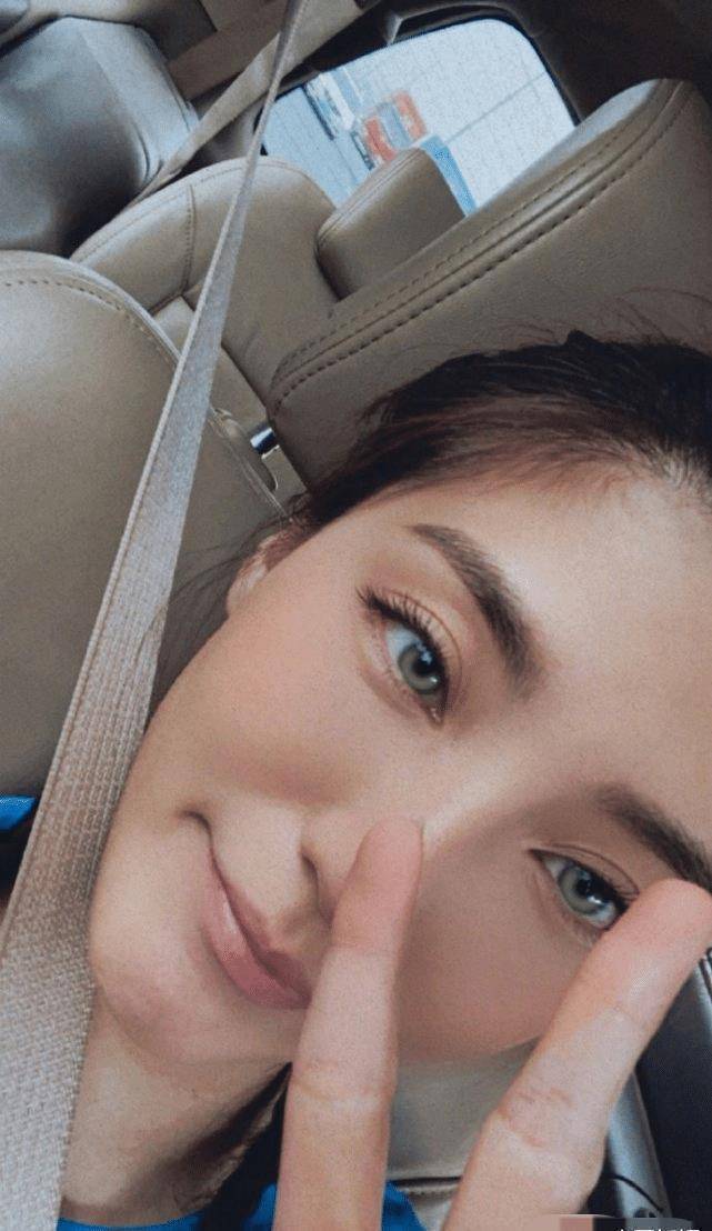 原创吴千语开车上班晒素颜小麦肤色健康精致比v扮萌绿色眼睛抢镜