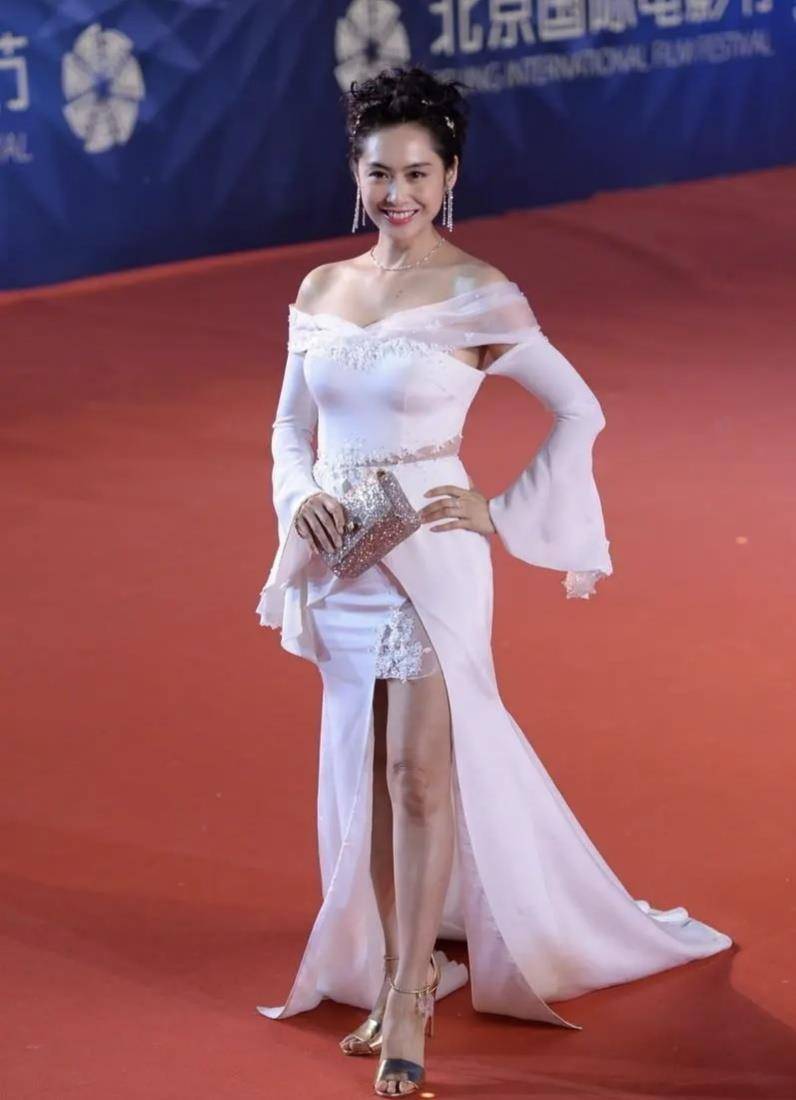 原创还记得那年的紫霞仙子吗如今身穿一字肩连衣裙优雅又妩媚