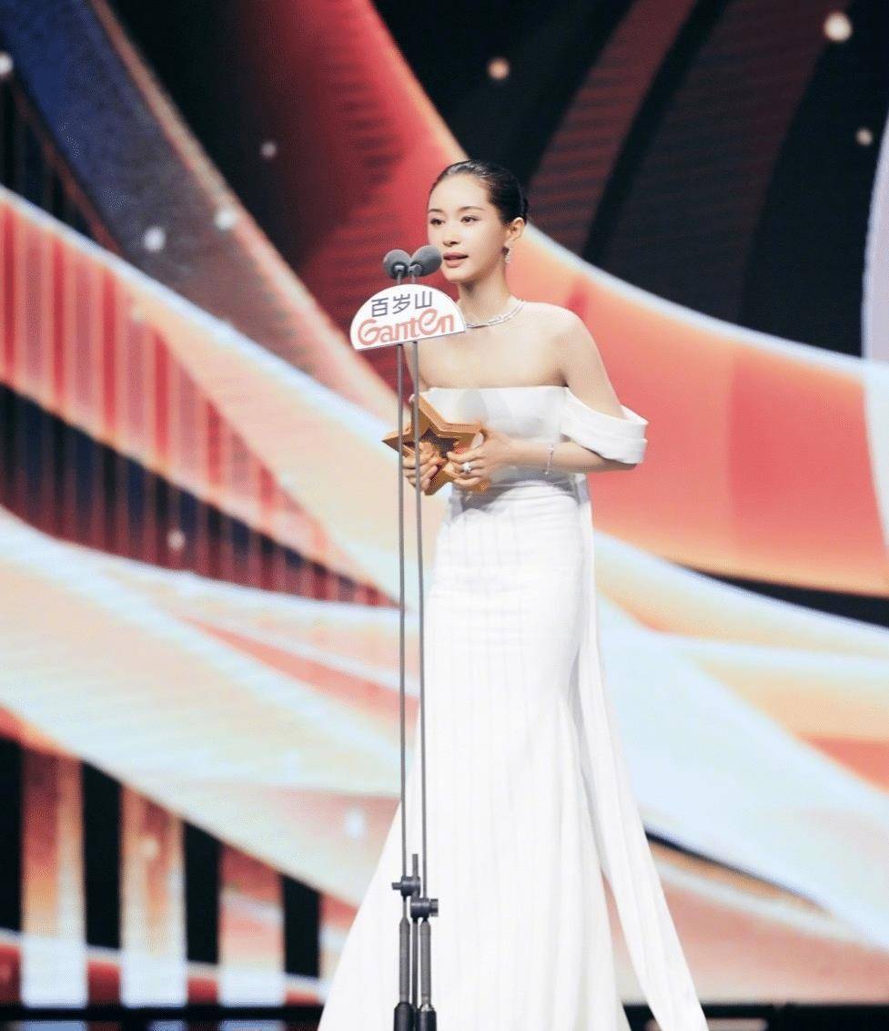 王子文个子小但身材比例匀称穿深v连衣裙度假真不止1米5