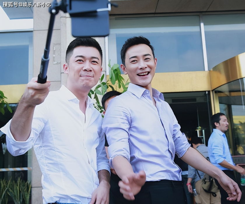 虽然他的同班同学刘亦菲,罗晋,朱亚文这三人,早早成名,但曹征却也不甘
