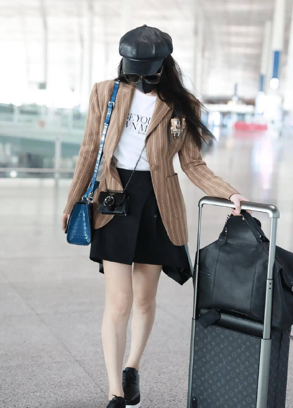 47岁蔡少芬越来越敢穿,印花衬衫配学院风短裙,双马尾俏皮减龄