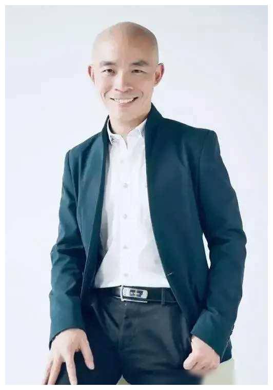 巴蜀笑星郭仕军48岁自学口技终于脱单迎向演艺巅峰