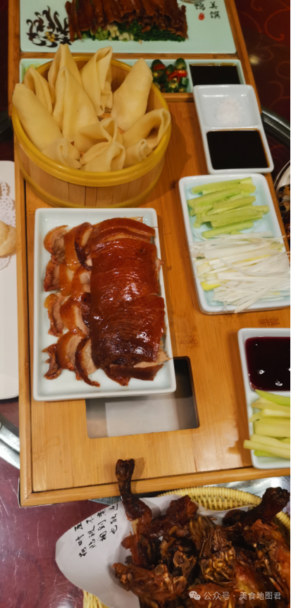 王氏烤鸭更贴近北京烤鸭的做法,遵循祖传工艺和秘制配方,经过数道工序