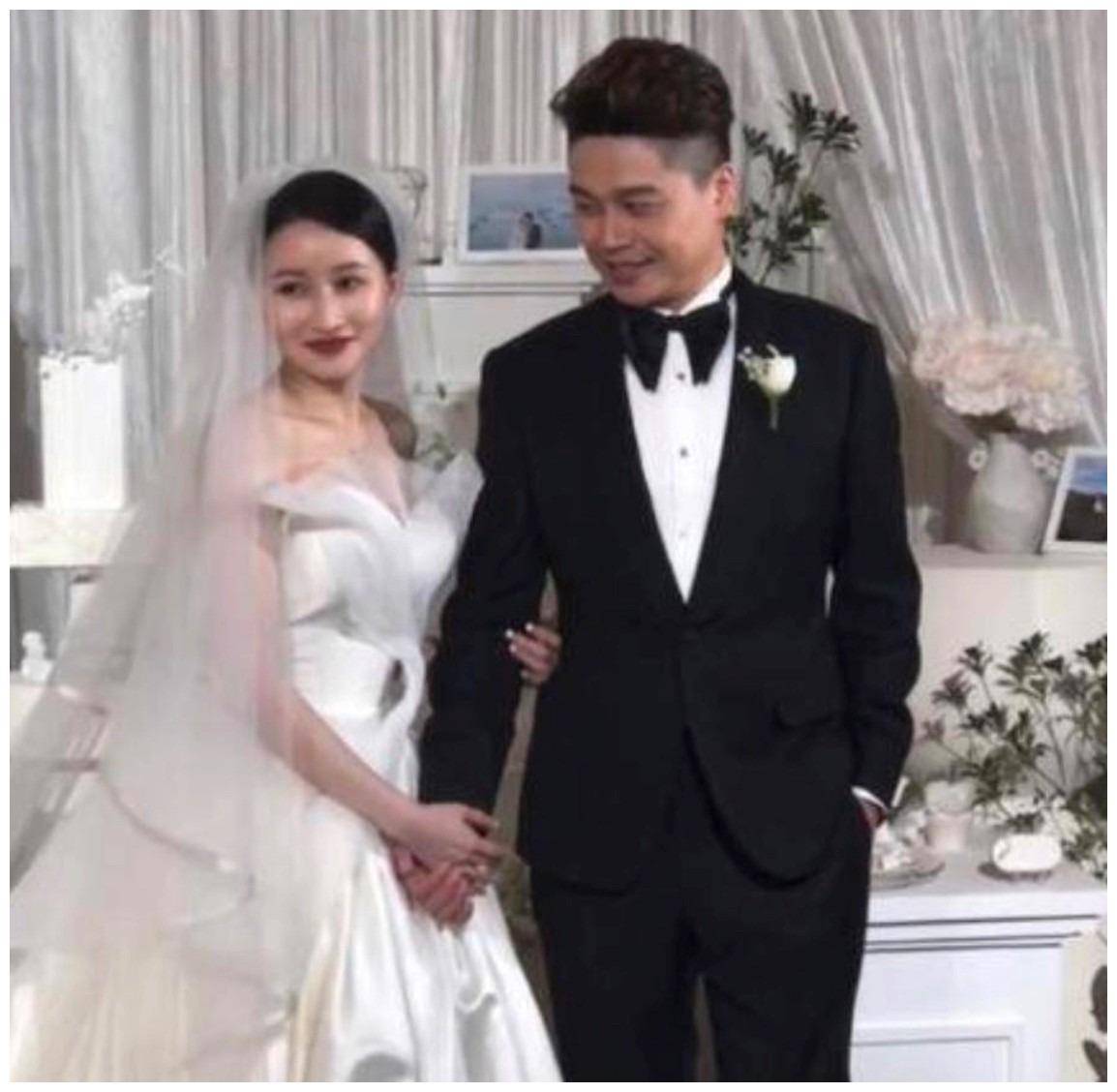 主持人沈涛携全家出行妻子侧颜撞脸许晴气质不输王牌女郎费费