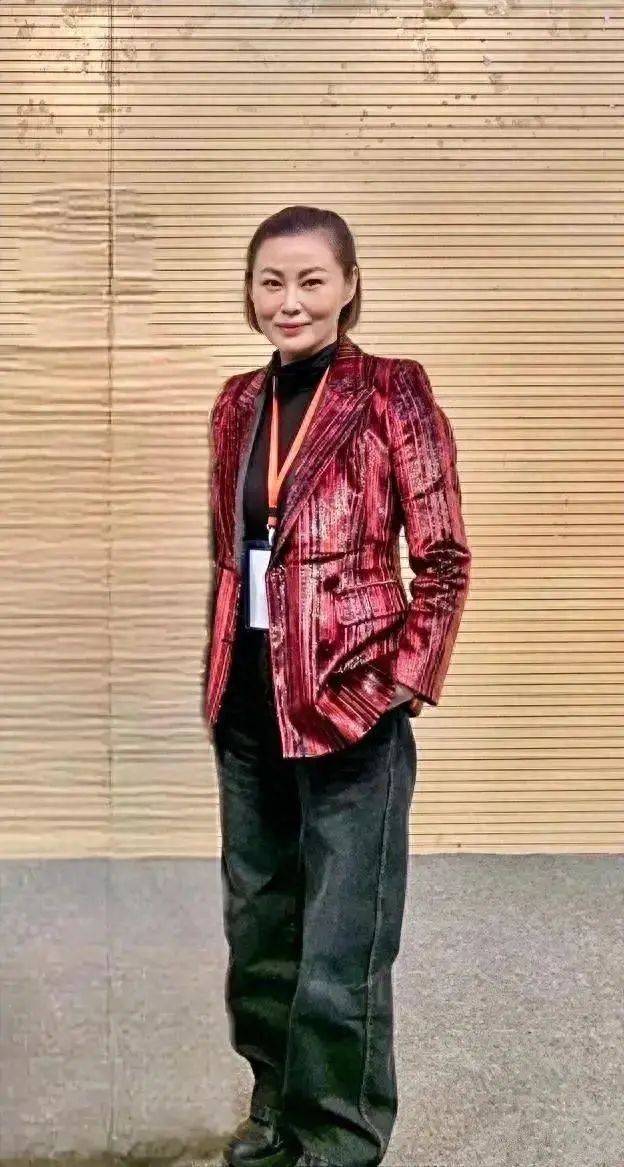 王思懿美颜加持还这么老,又胖打扮又老气,路人阿姨都比她好看!