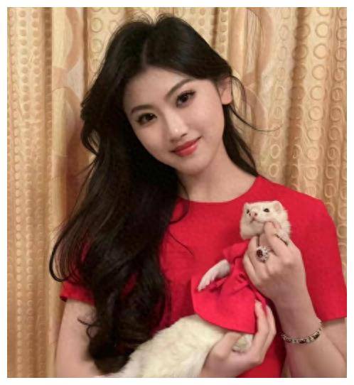 周冬雨品牌大秀上摆谱两位富豪不满引争议网友提及剃光头事件