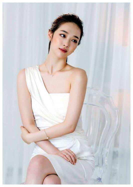 崔雪莉电影魅力全揭秘,写真集镜头细说,女神风采倾情展现!