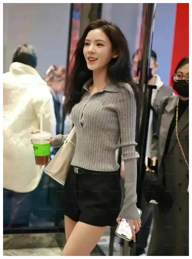 张予曦上班路透惊艳美丽腰如细腻丝绦身姿纤秀迷离