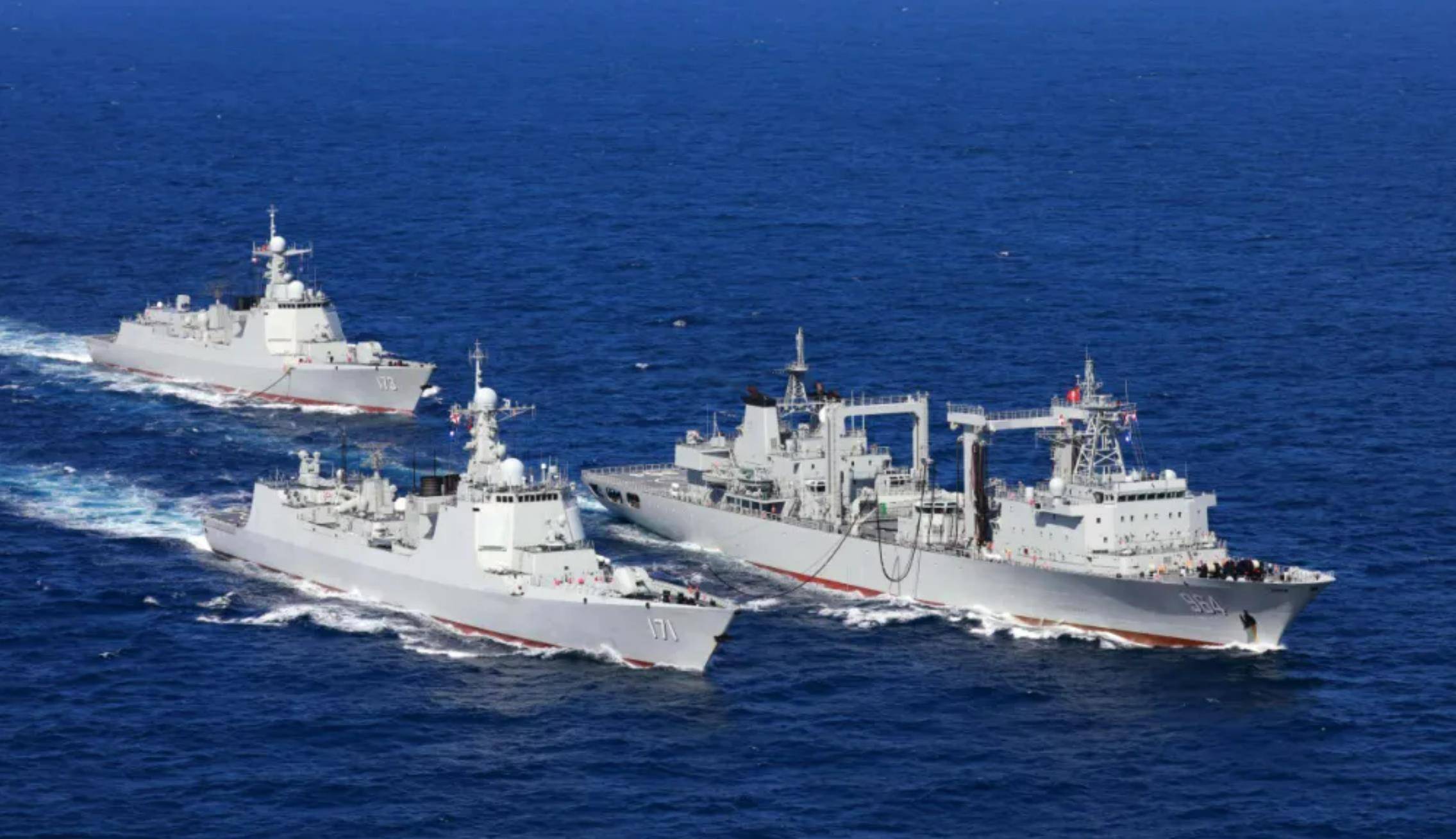 解放军海军拥有50艘导弹驱逐舰和120艘导弹护卫舰,数量规模和总吨位都