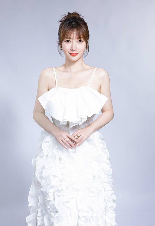 原创谁说柳岩只能走妩媚风t恤配上背带裤也是少女感满满超赞