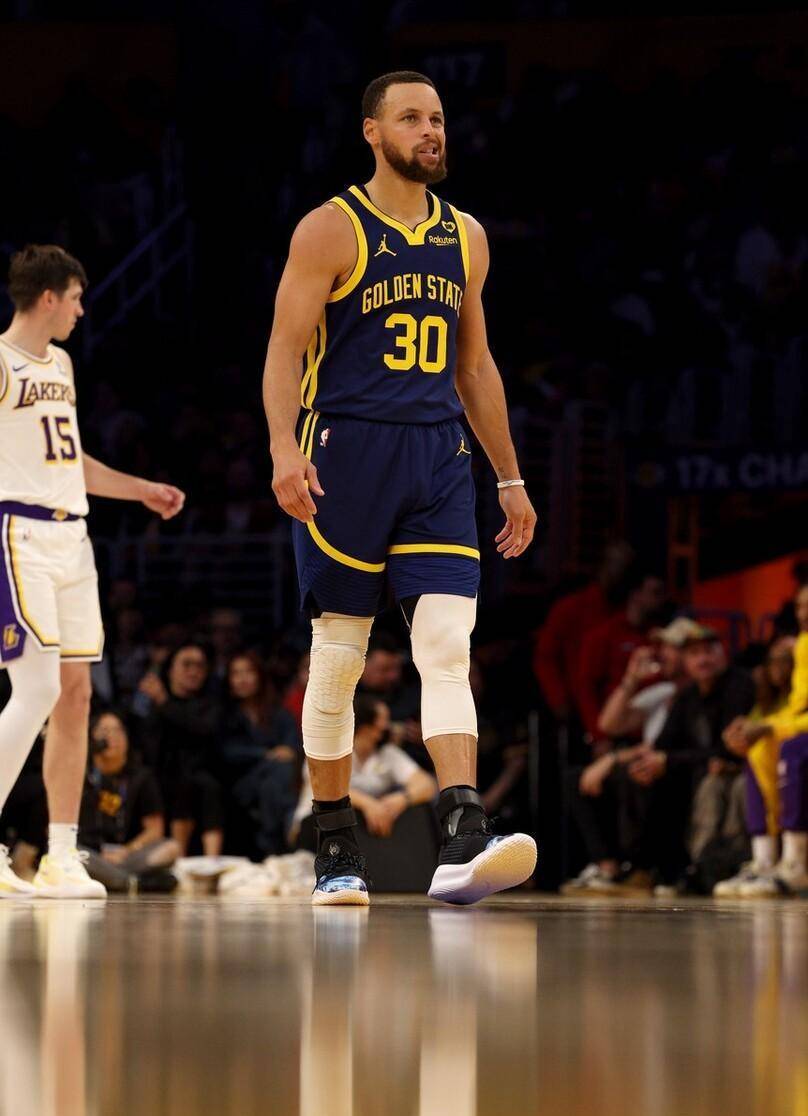 原创太脏勇士弄废浓眉致命失误詹姆斯空砍4089库里打爆湖人