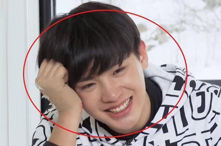 原创黄明昊训练时的画面似曾相识左右不分逼疯队友抓到了一只憨憨