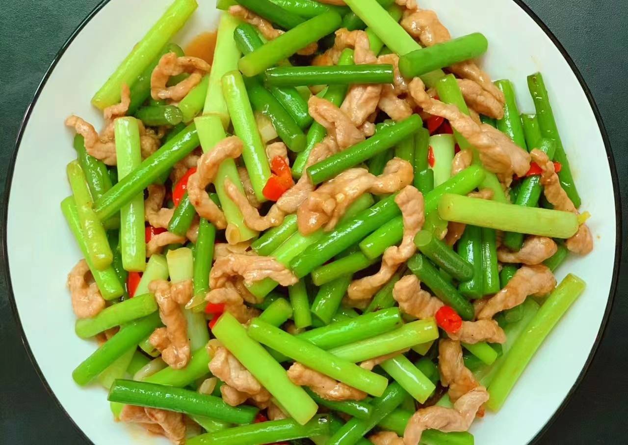 五,蒜台炒肉食材:蒜苔 ,猪里脊肉,大蒜 ,生姜 ,小米辣,葱 ,生抽 ,老抽