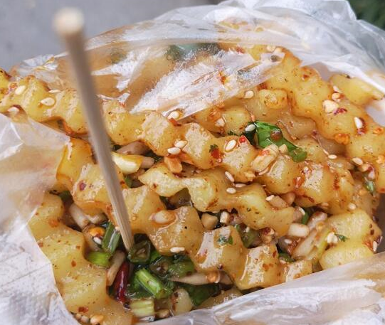 阿姨摆摊炸土豆二十年,价格翻十倍,食客追着她的三轮车抢着吃_小吃