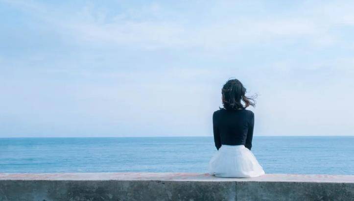 当我们送走老伴之后,发现身边空空落落的,日日夜夜的思念,掏空了所有