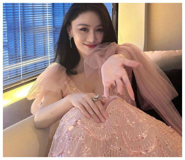 36岁张馨予尽展风采,粉色闪片裙沙发大秀,妩媚迷人!