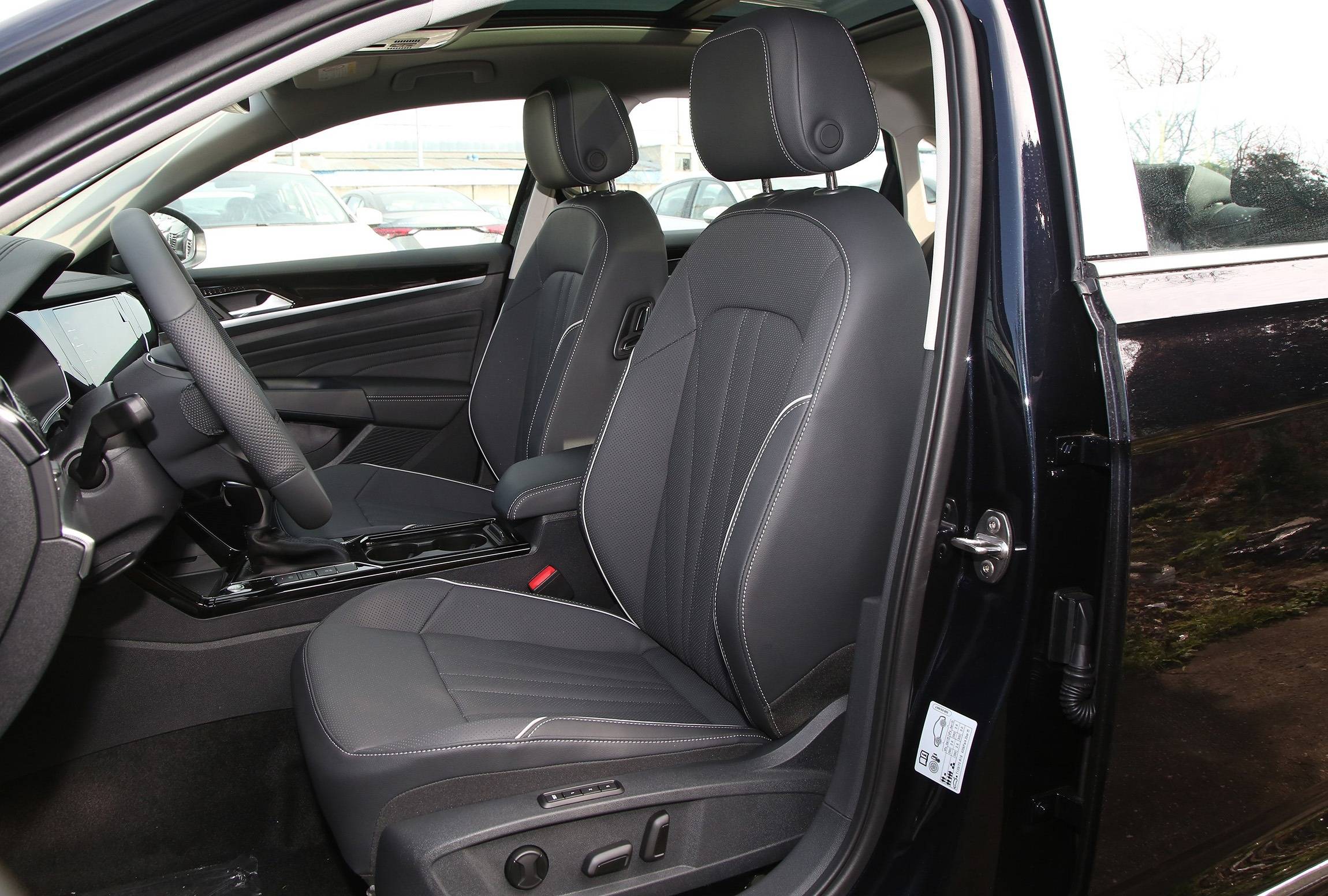 全系座椅都是仿皮材质,填充物软硬适中,贴合感出色,坐垫长度合适,靠背