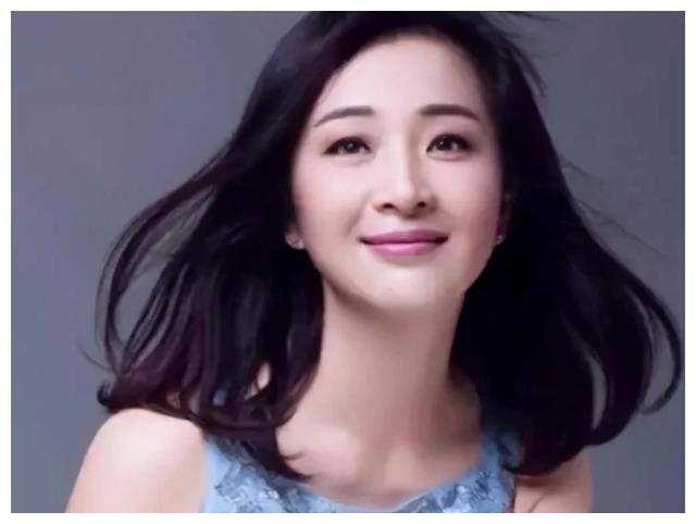 张嘉译颜值和离婚纷争前妻颜值超强现任赢得不解之谜