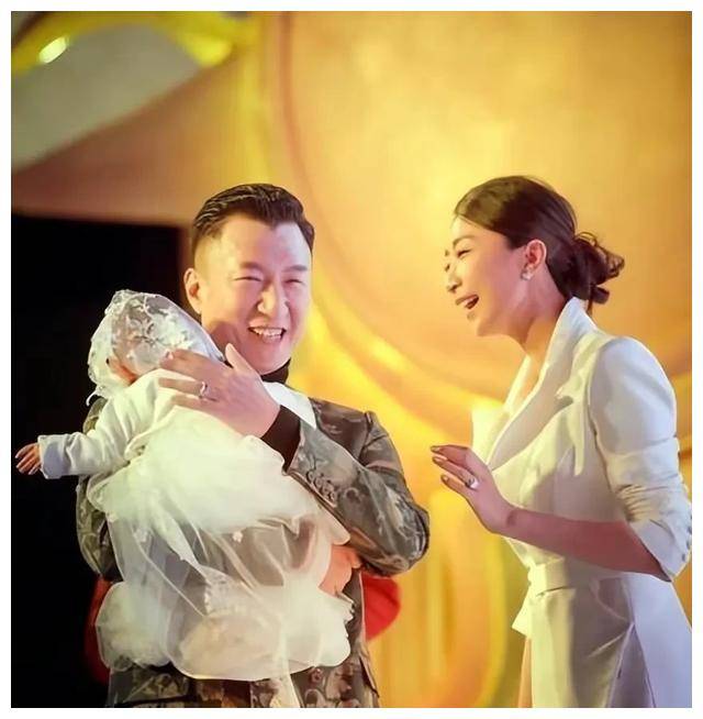 孙红雷带老婆浪漫游韩国,游客关注新形象!_生活_旅行_明星