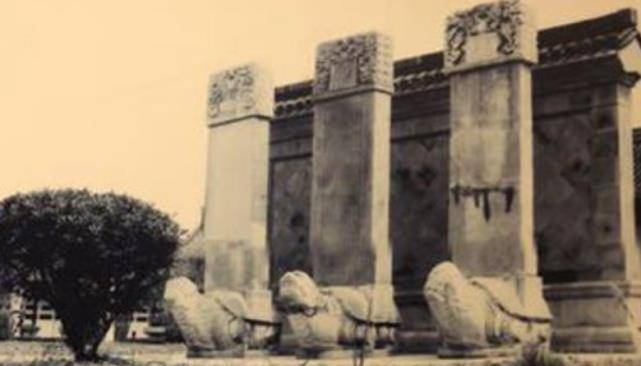 原创上世纪中期李鸿章墓被愤怒的人们挖开遗骸被拖行散落一地