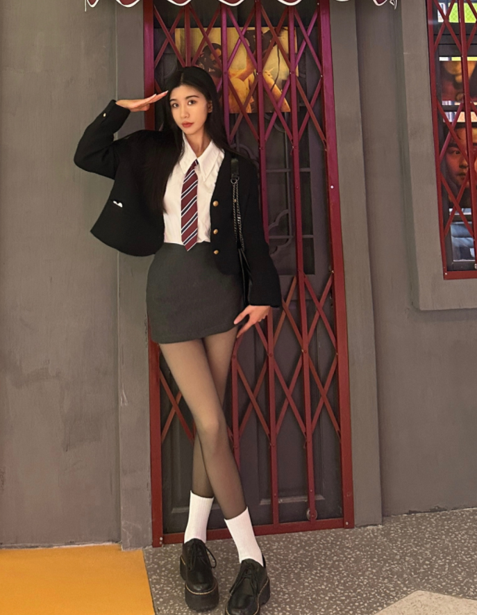 黑丝白袜为何这么火性感中带着几分乖巧比你想象中高级