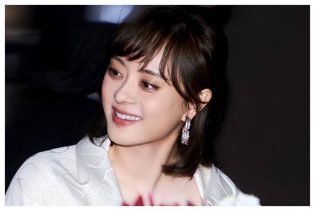 孙俪42岁披长发现活动,脸蛋圆润!白裙温婉优雅!_养生_表演_娘娘