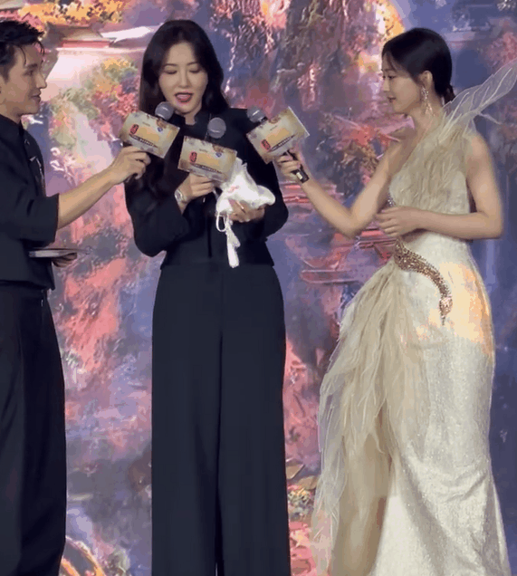 赵丽颖又矮又土算不算人间尤物看她和曾黎的合照你就有答案