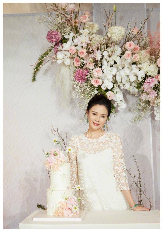 佟大为晒照为老婆庆生,夫妻穿情侣装亲吻,45岁关悦容貌身材极佳_董璇