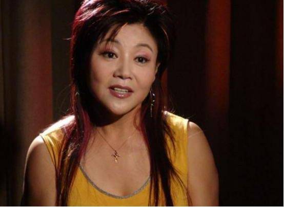 曾是春晚著名歌手,父母去世后又痛失丈夫,如今和女儿相依为命_苏红