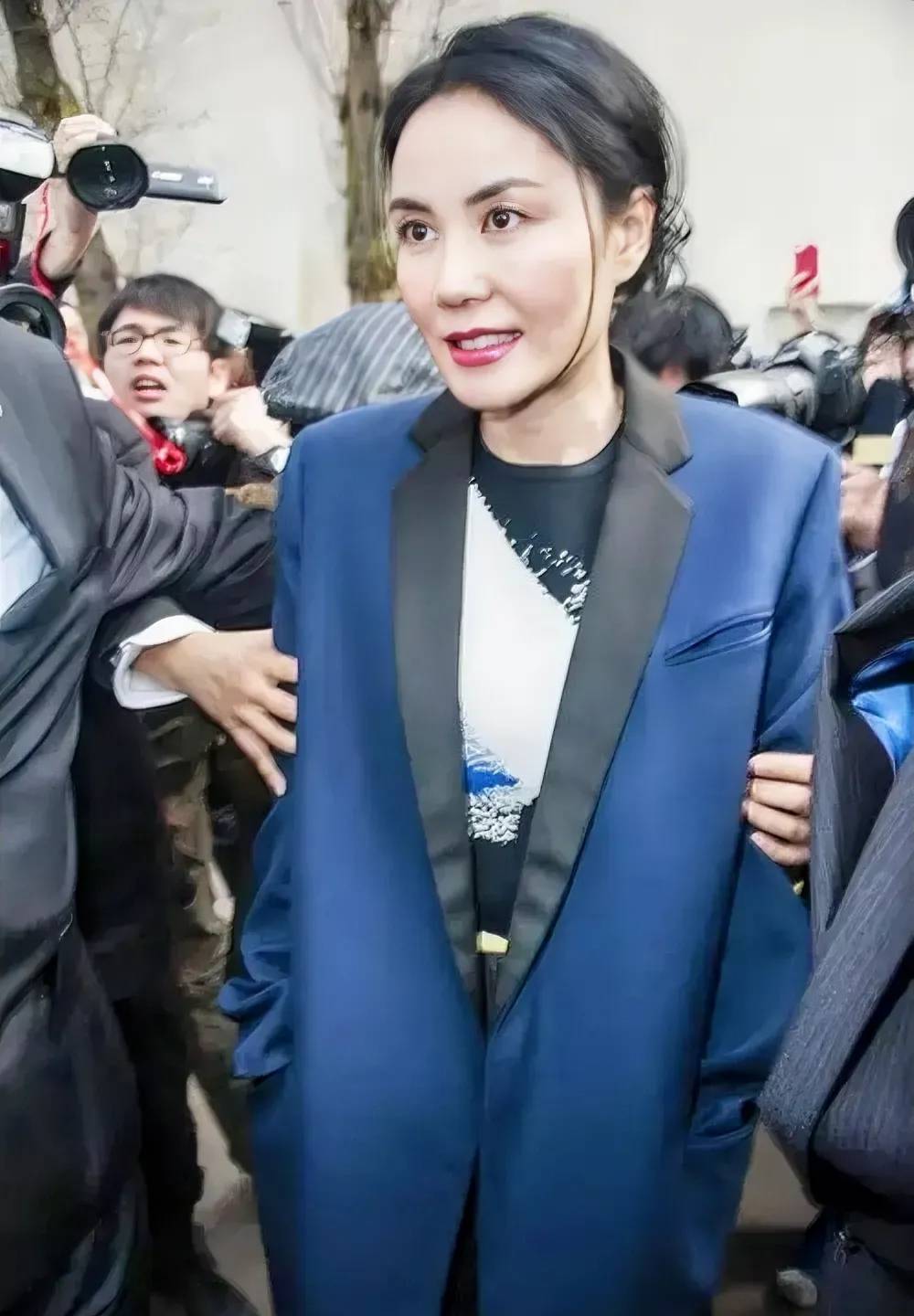 此时此刻,她的表情让我想到了一个成语:哭笑不得.