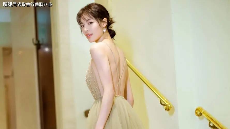 原创30岁钟楚曦出席活动穿蓝色抹胸裙暴露好身材曲线优美十分迷人