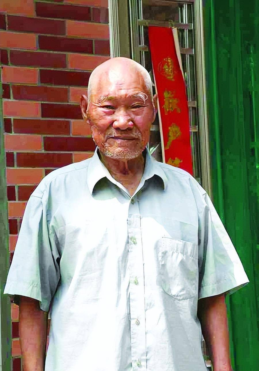 原创93年老兵听儿子讲书得知尖刀排全部牺牲顿时泪目我还活着