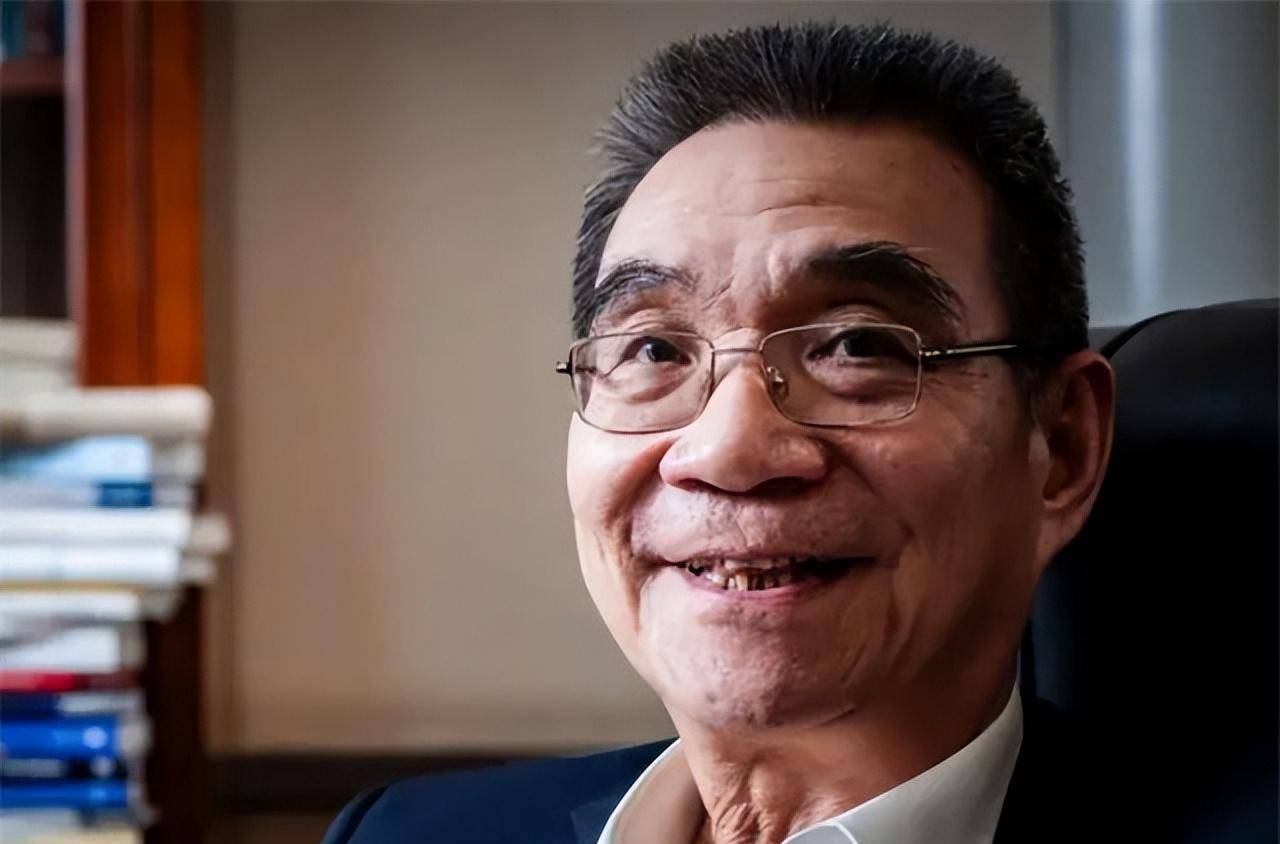 原创1979年台湾一位连长冒死游泳回大陆如今成中国顶级智囊