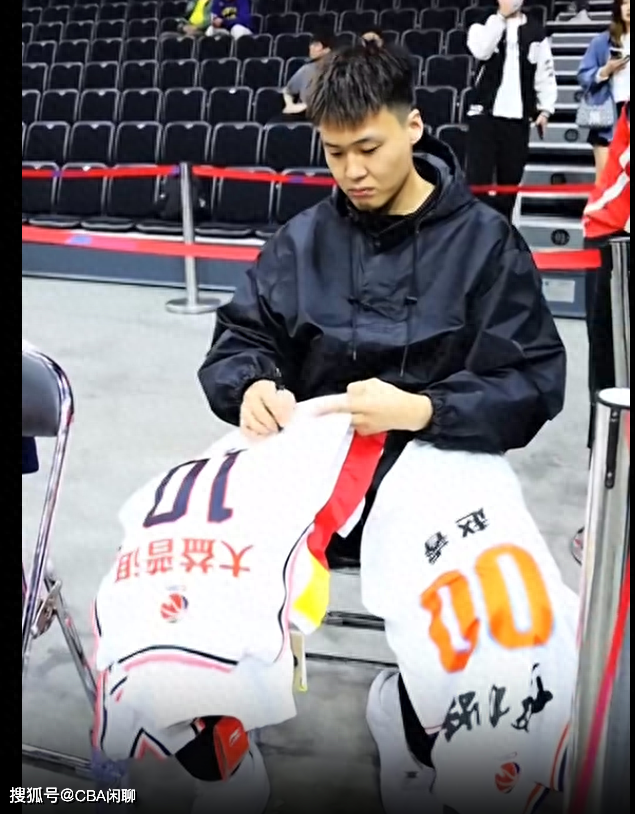 新疆官宣赵睿回归,阿不都于德豪狂笑,广东球迷热情追捧_图片_比赛_1