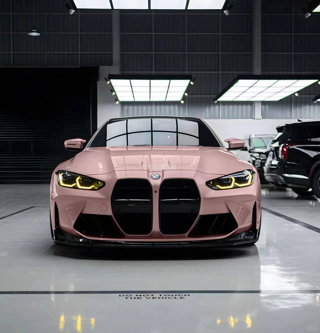 宝马m4ek改色膜玫瑰灰粉给人一种无法抗拒的吸引力