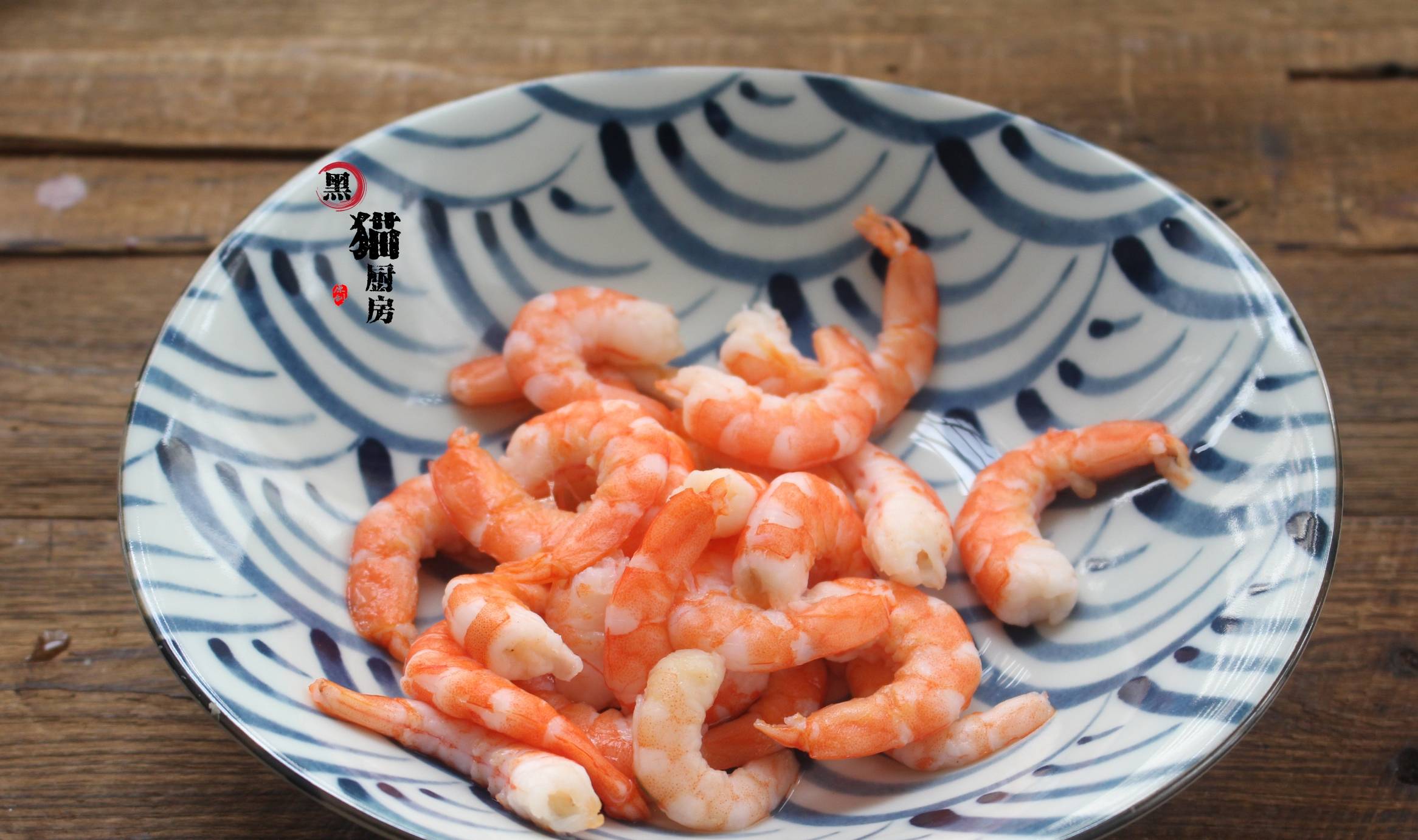 5.炒锅倒入少许油,先爆香虾仁的鲜味儿.6.接着把汆烫过的芦笋倒入.