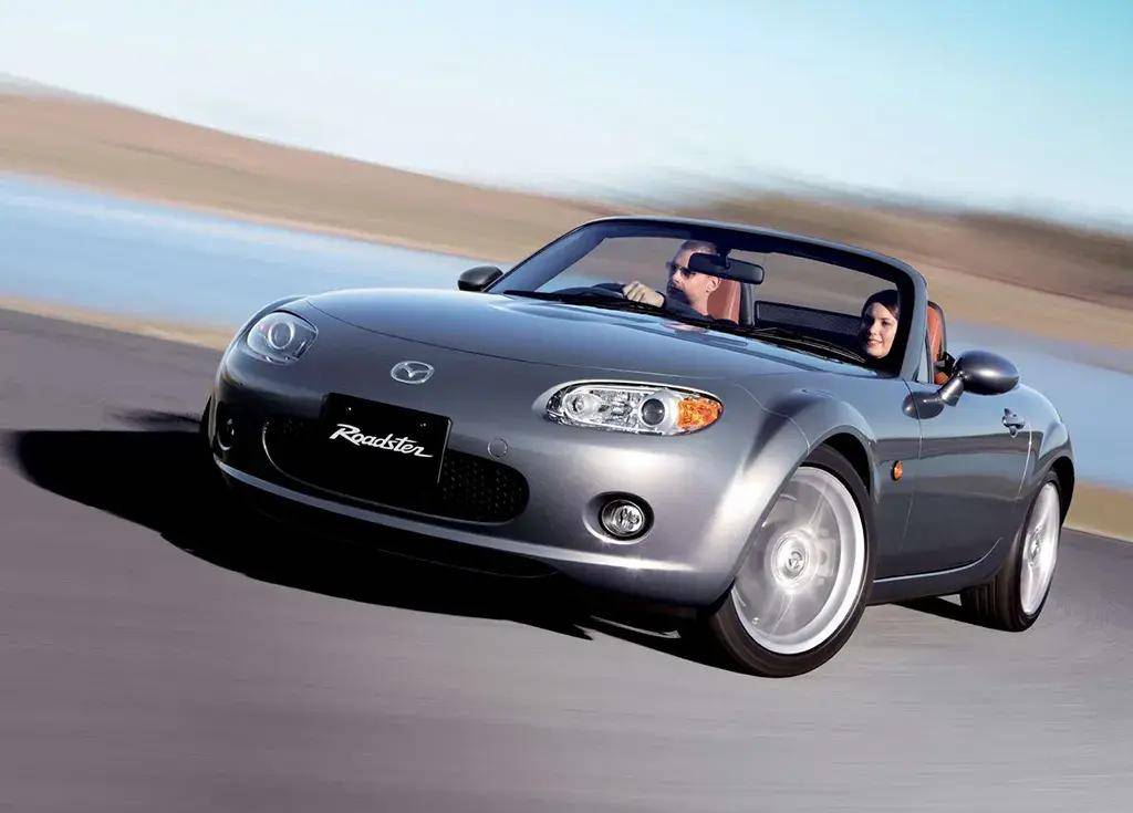 马自达mx-5四代演变:展示跑车的极致乐趣