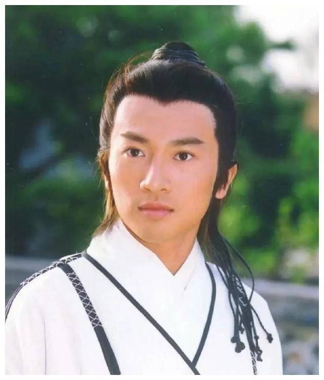 苏有朋饰演的是花无缺,这是电视剧情深深雨蒙蒙,苏有朋饰演的是搞笑的