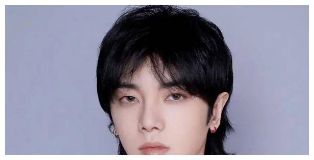 在不断变化并寻找自我的道路上或许会引起争议和讨论,但正如华晨宇