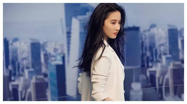 刘亦菲,大家都知道她出身名门,家世背景不一般,从小就备受良好教拥哪