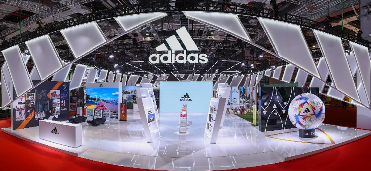 但公司收入基本实现了持平(阿迪达斯2023年营收在货币中