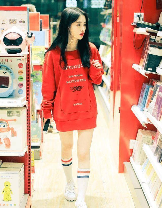 原创带货达人杨幂支持国货穿189小白鞋配卫衣时髦又洋气