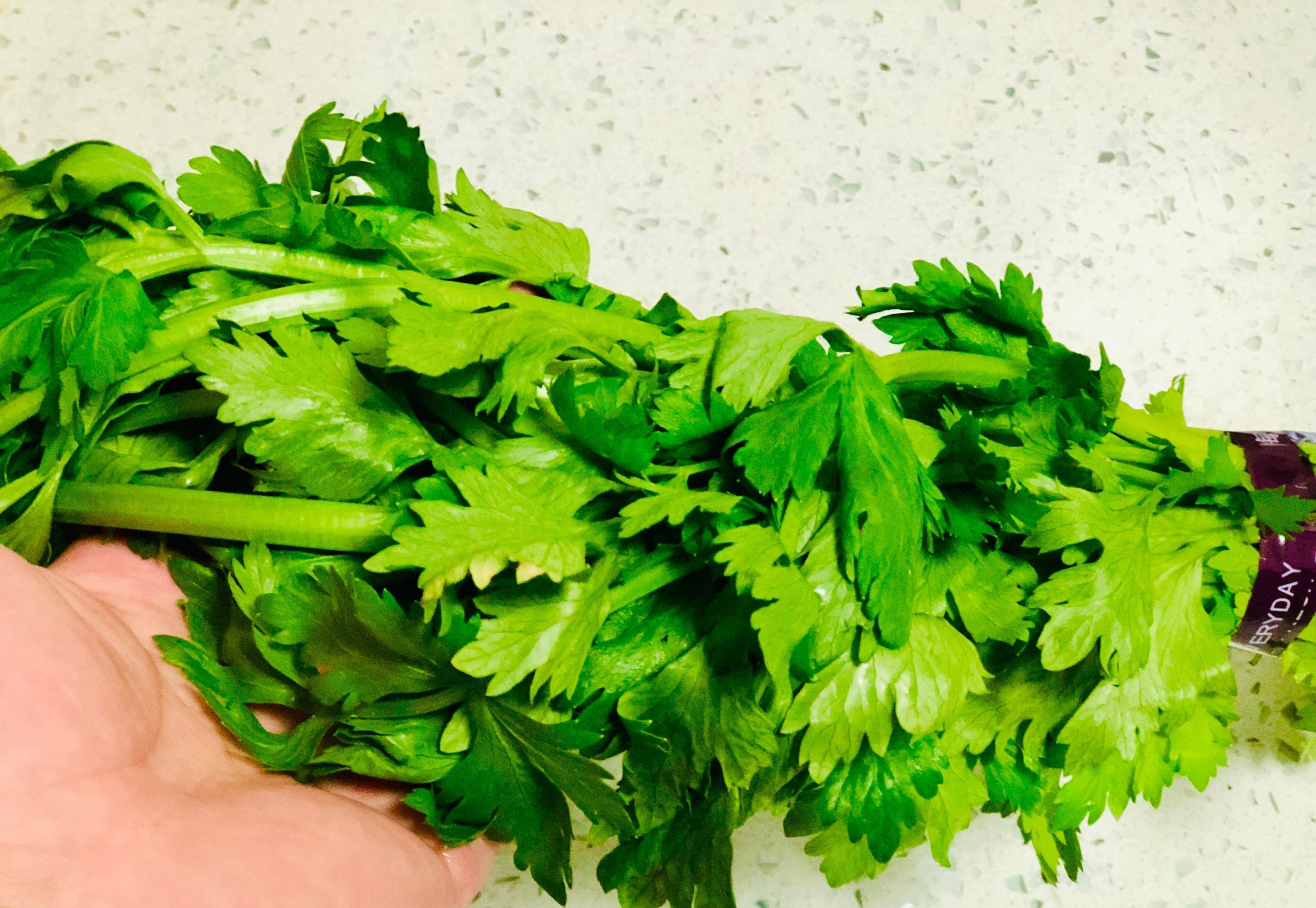 简单炒一下,香味扑鼻,大家都爱吃_芹菜_叶子当_减肥