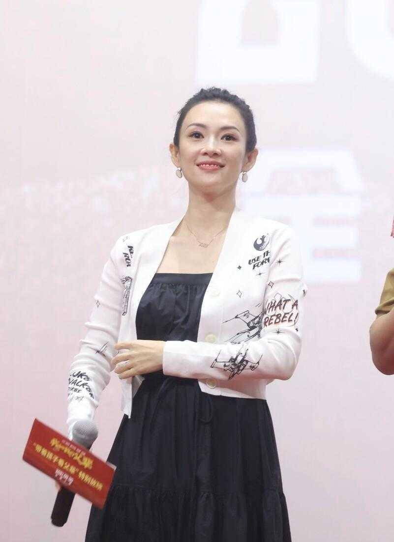 章子怡越穿越年轻,针织开衫配抹胸小黑裙俏皮减龄,哪像70后