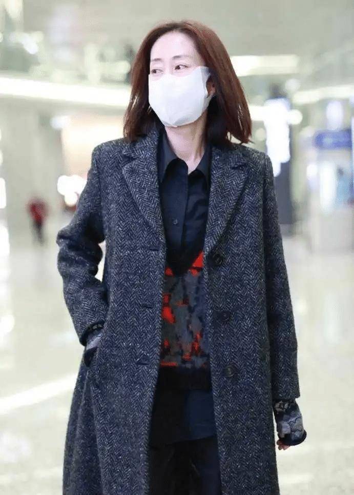 原创刘敏涛气质又开挂了穿黑色大衣配腰带走机场显高显瘦又高级